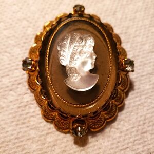 Vintage Gold Tone Cameo Brooch